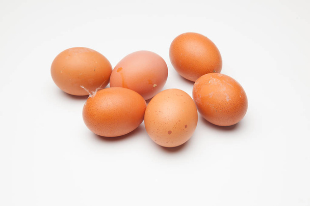 Půl tuctu čerstvých vajec od zdravých slepic, připravených k konzumovat tisíci různými způsoby. S vejci můžeme vydělat stovky receptů jak v oblasti PSTN, tak v cukrárně a tradiční kuchyni. - Fotografie, Obrázek
