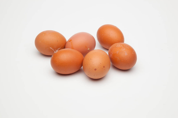Puoli tusinaa tuoretta kananmunaa, terveistä kanoista, valmiina kulutettavaksi tuhansilla eri tavoilla. Munien avulla voimme tehdä satoja reseptejä sekä pstelerassa, leivonnaisissa että perinteisessä keittiössä.
. - Valokuva, kuva