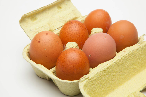 Полдюжины свежих яиц, от здоровых кур, готовых к употреблению тысячами различных способов. С яйцами мы можем сделать сотни рецептов как в pstelera, выпечки и традиционной кухни
. - Фото, изображение