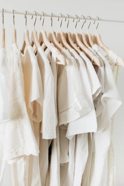 Vrouwelijke kleding op hanger. Minimale mode compositie op witte achtergrond. Modern Fashion blog concept. - Foto, afbeelding