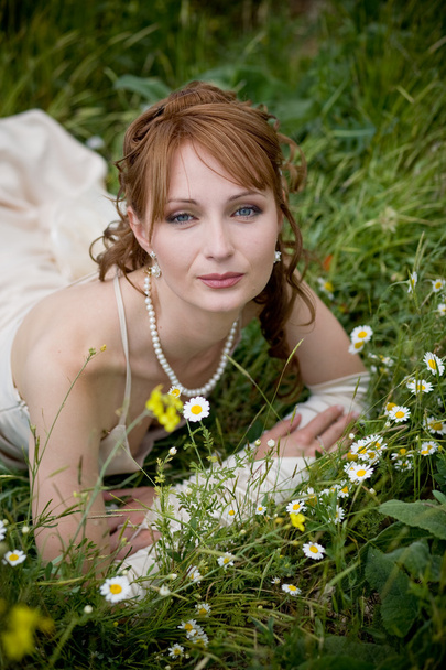 nevěsta na trávě - Fotografie, Obrázek
