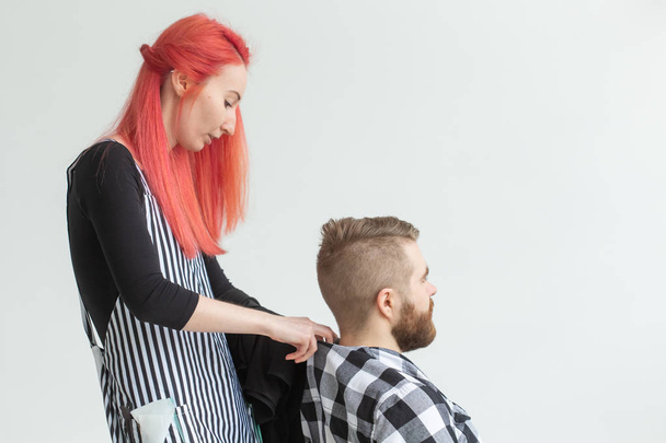 Coiffeur, styliste et coiffeur concept shop - jeune femme coiffeur va couper un homme
 - Photo, image