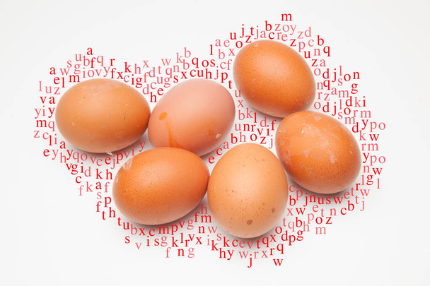 Puoli tusinaa tuoretta kananmunaa, terveistä kanoista, valmiina kulutettavaksi tuhansilla eri tavoilla. Munien avulla voimme tehdä satoja reseptejä sekä pstelerassa, leivonnaisissa että perinteisessä keittiössä.
. - Valokuva, kuva
