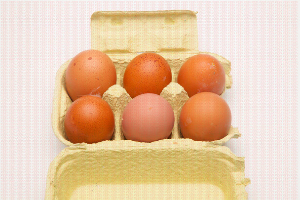 Meia dúzia de ovos frescos, de galinhas saudáveis, preparados para serem consumidos de mil maneiras diferentes. Com ovos podemos fazer centenas de receitas tanto na pstelera, pastelaria e cozinha tradicional.
. - Foto, Imagem