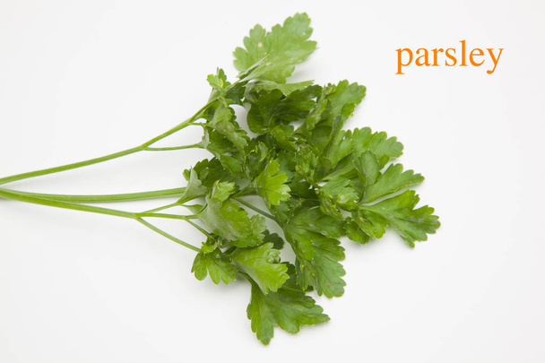 Le persil est une herbe qui est utilisée dans la cuisine pour de nombreuses recettes, donne l'arôme et la saveur
. - Photo, image
