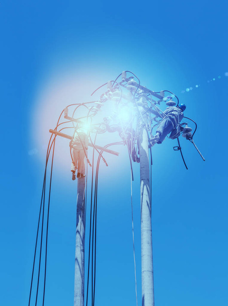Villanyszerelő a villamos energia pólus - Fotó, kép