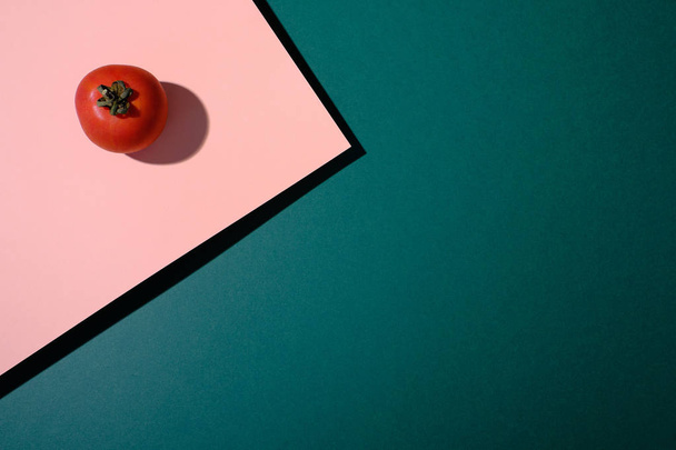 jedno rajče s růžovým a zeleným pozadím - Fotografie, Obrázek