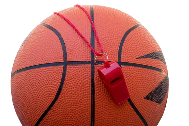 Basketball- und Sportpfeife isoliert auf weiß. Konzept - Sportwettkämpfe, Spiel, Training, Spiel. - Foto, Bild