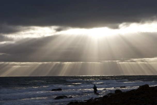 Hombre Pesca y rayos solares
 - Foto, Imagen