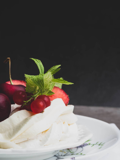 Ciasto Pavlova z jagodami, wolne miejsce na tekst - Zdjęcie, obraz
