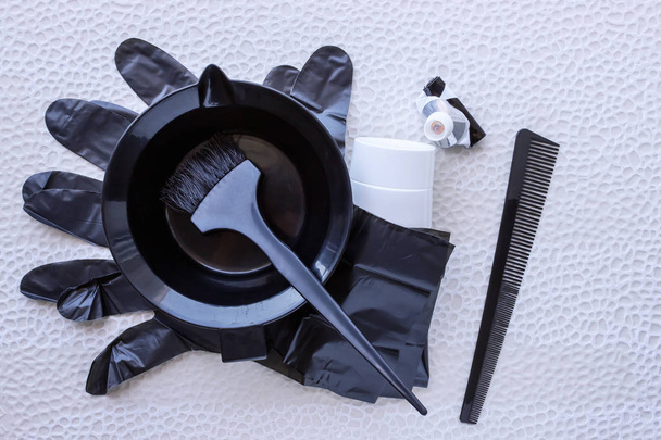 Keverés hajfestékek egy speciális műanyag tálba. Koncepció hajfestés.  - Fotó, kép