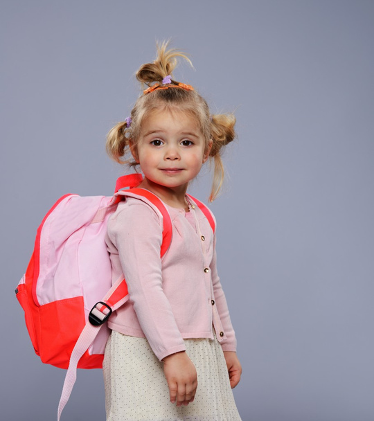 Little girl with rucksack - Fotoğraf, Görsel