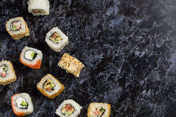 Set di sushi e maki sul tavolo di pietra. Vista dall'alto con spazio di copia
 - Foto, immagini