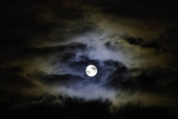 Dramatische nachtelijke hemel met volle maan over Verenigd Koninkrijk - Foto, afbeelding