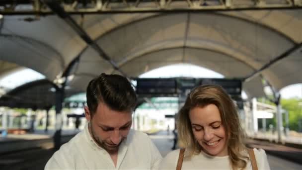 junges glückliches Paar beim Aufstehen mit Gepäck auf der Rolltreppe zum Abflugbereich des Flughafens während seines Sommerurlaubs. - Filmmaterial, Video