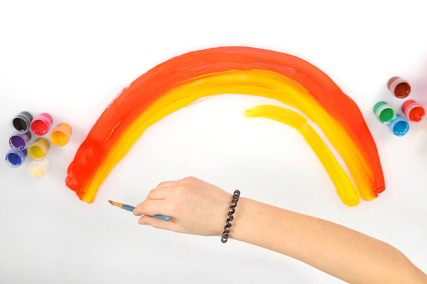 child's hand draws a rainbow on a white background - Φωτογραφία, εικόνα