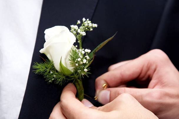 Nápověda ženicha, připnutí svatební květiny podle - Fotografie, Obrázek