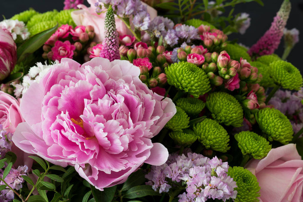 рожеве півонія в барвистому весняному букеті з хризантемою
 - Фото, зображення