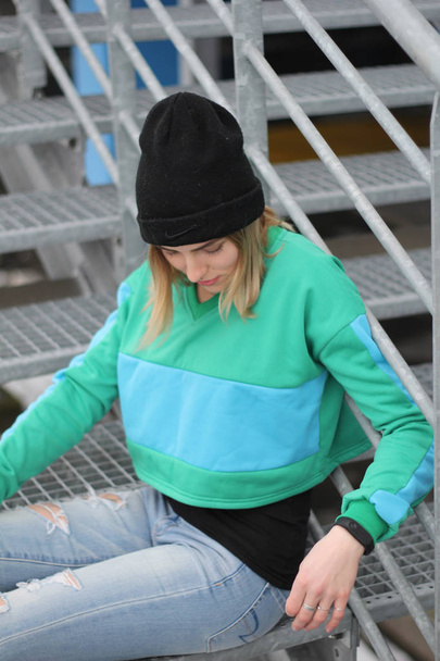 Девушка блондинка в зеленом голубом кроптопе. Уличный стиль. Реклама
 - Фото, изображение