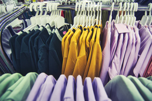 seleção de roupas para mulheres penduradas em cabides em shopping center para conceito de venda de loja
 - Foto, Imagem