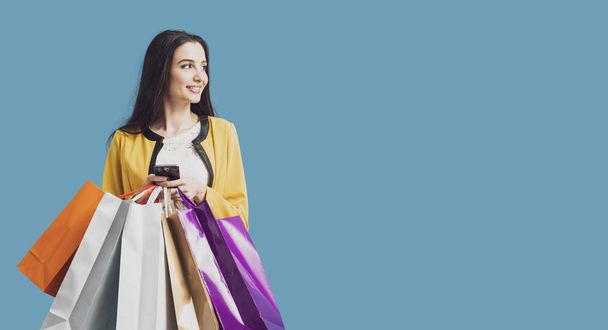 Glückliche Frau nutzt Shopping-Apps - Foto, Bild