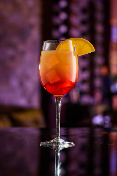 Tequila Sunrise cocktail baaritiskillä
 - Valokuva, kuva