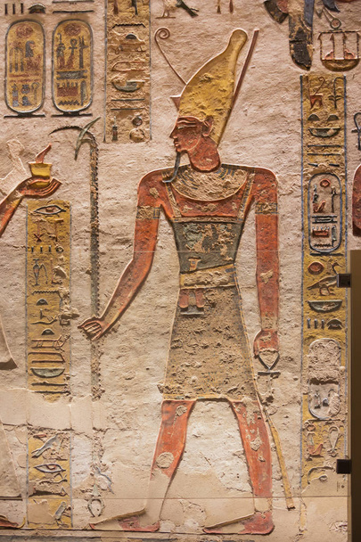 Schilderij van de goddelijke farao staande in het graf van Ramses III - Foto, afbeelding