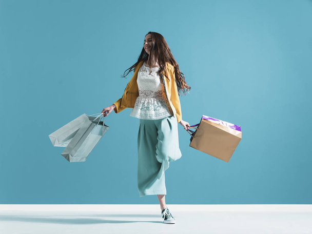Cheerful young woman enjoying shopping - Фото, зображення