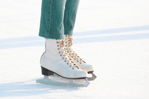 Jambes féminines en patins sur une patinoire - Photo, image