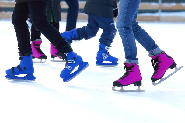 piedi di persone diverse che pattinano sulla pista di ghiaccio
 - Foto, immagini