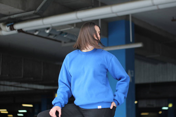 Meisje in blauwe hoodie. Straat stijl. Reclame merkkleding.  - Foto, afbeelding