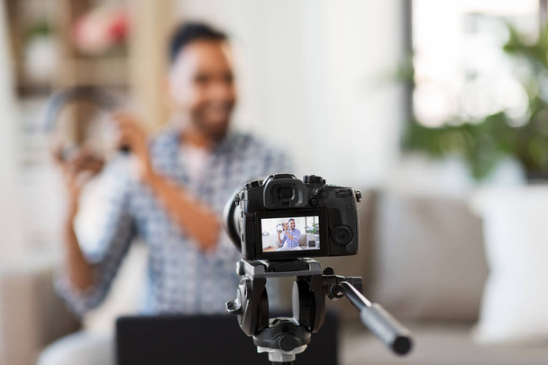 camera recording video blogger with headphones - Zdjęcie, obraz