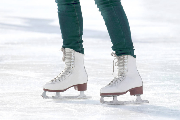 ковзання ніг дівчина катається на льоду промити
 - Фото, зображення