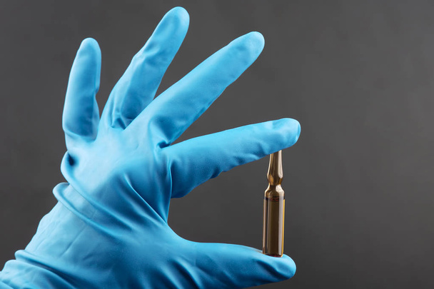 orvosi injekciót ampulla kék kesztyűs kezét - Fotó, kép