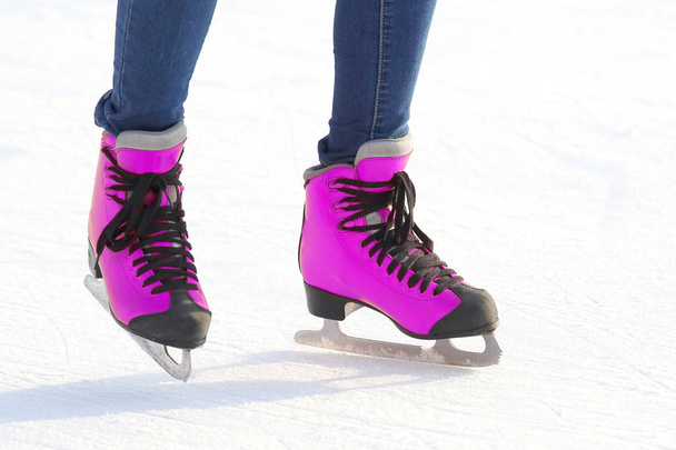 Patas femeninas en patines en una pista de hielo. deportes, Pasatiempos y recrea
 - Foto, Imagen