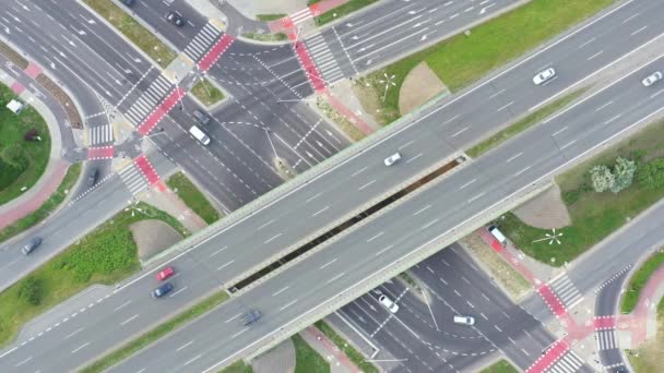Vista aérea del cruce de la autopista con el tráfico i
 - Metraje, vídeo