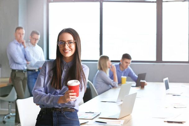Молодая женщина во время деловой встречи в офисе
 - Фото, изображение
