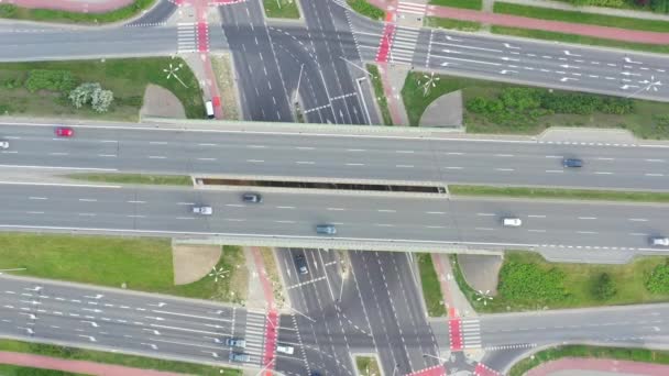 Vista aérea del cruce de la autopista con el tráfico i
 - Imágenes, Vídeo