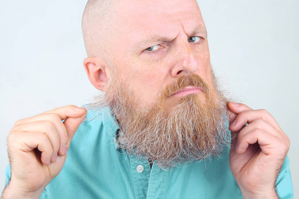 портрет бородатого человека на светлом фоне - Фото, изображение