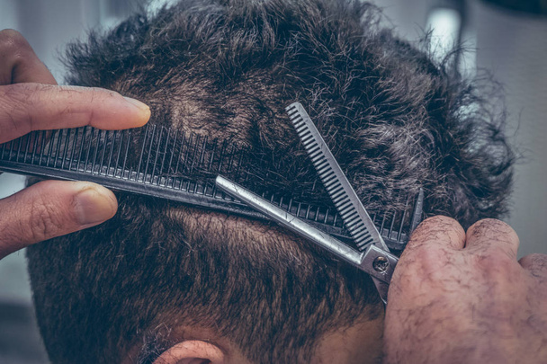 Barbeiro profissional fazendo homem elegante haircut.closeup
 - Foto, Imagem