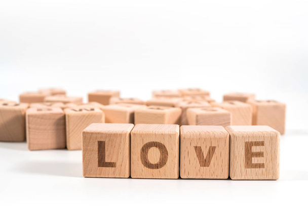 slovo láska na dřevěné kostky na bílém pozadí. - Fotografie, Obrázek