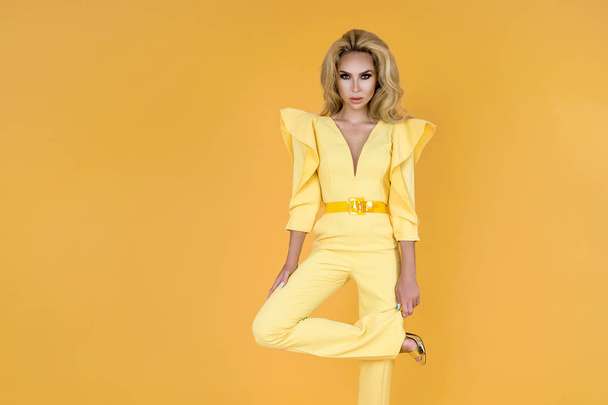 Модна жінка в приємному жовтому комбінезоні, взутті та аксесуарах. Мода весна літо фото - зображення
 - Фото, зображення
