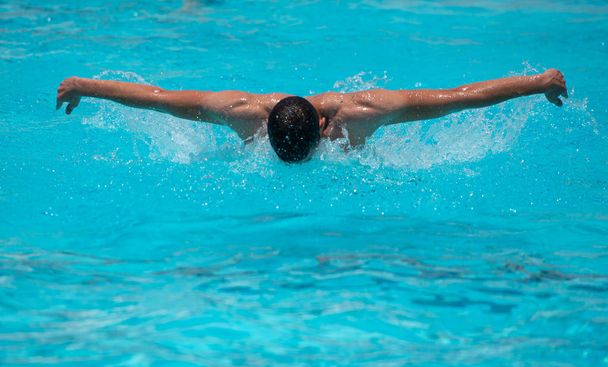 Atleten zwemmen op een zwembad - Foto, afbeelding