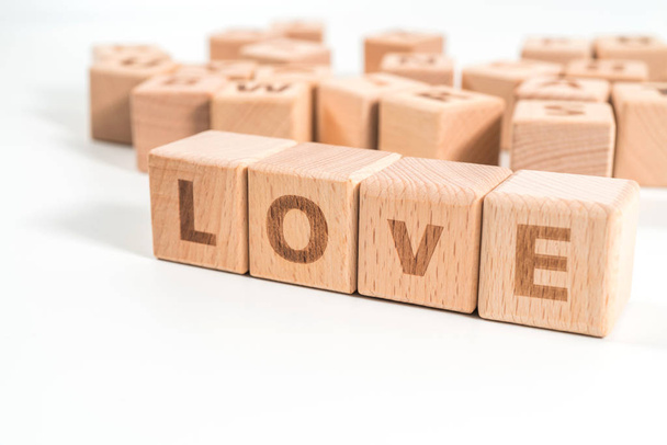 λέξη Αγάπη σε κύβους ξύλου σε λευκό φόντο. - Φωτογραφία, εικόνα