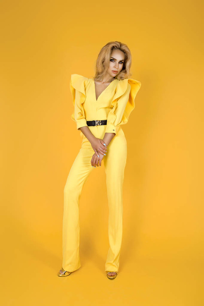 Femme à la mode en belle combinaison jaune, chaussures et accessoires. Mode printemps été photo - Image
 - Photo, image