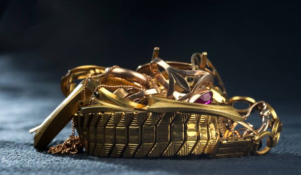 Oude sieraden, horloges van goud en verguld op een donker blauwe achtergrond. - Foto, afbeelding