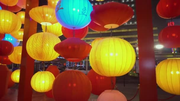Muur van kleurrijke papier Chinese lantaarns op de straten van Shanghai, Chinees Nieuwjaar - Video