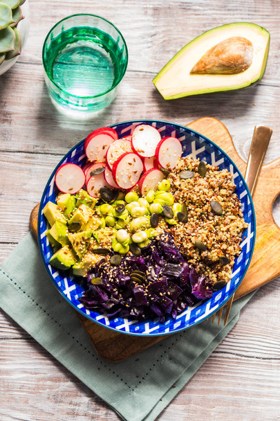 Värikäs buddha kulhoon vihanneksia ja quinoa
 - Valokuva, kuva