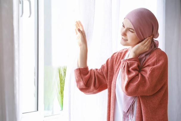 Mulher após quimioterapia perto da janela
 - Foto, Imagem