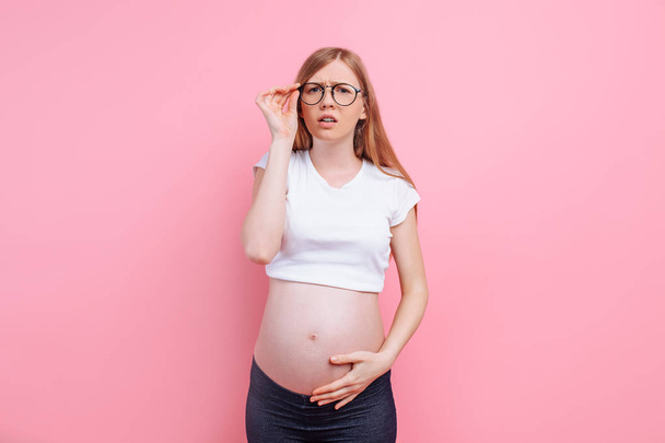 Görme bozukluğu için gözlüklü bir t-shirt hamile kız - Fotoğraf, Görsel